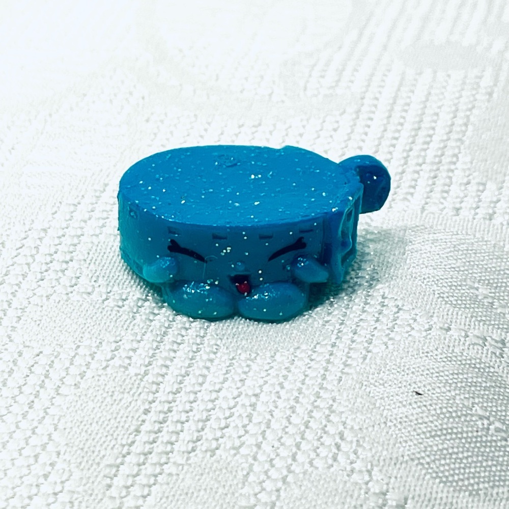 Shopkins Season 4 #4-082 Blue Little Pet Collar Ultra Rare Shimmy Glitter